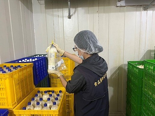 食安處稽查人員查驗貯存於冷藏庫之豆漿成品衛生。圖/台中市府提供