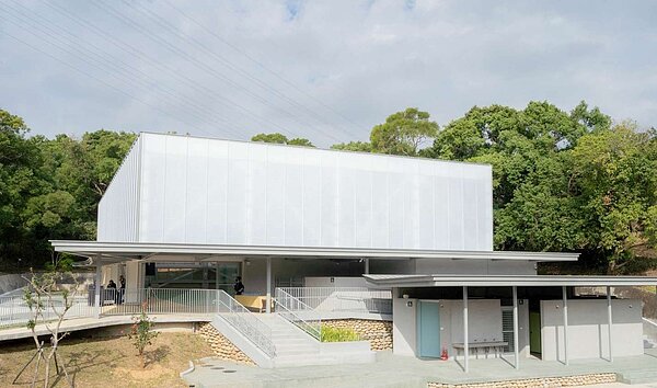 茄苳國小多功能風雨教室於30日在全校師生及社區的期待下正式啟用。圖／新竹市政府提供