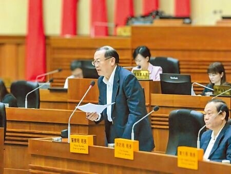 基隆市政府獲中央補助近3000萬元，規畫在10處路口設置科技執法設備，基隆市警察局長張樹德（前左）表示，如果一切順利，預計明年6月上路。（張志康攝）