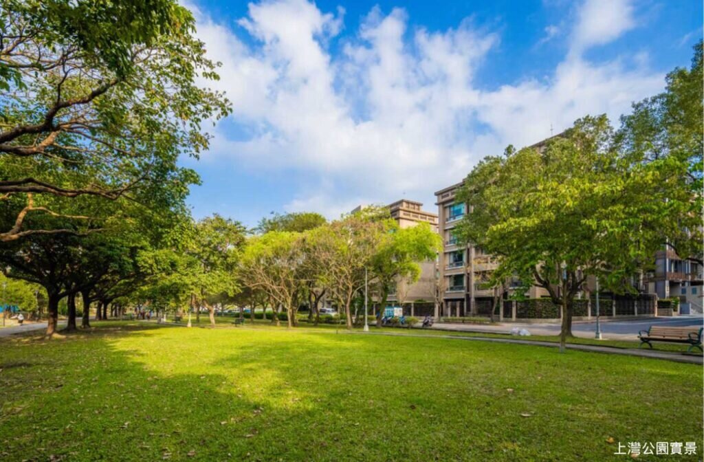 上下灣公園四季盎然擁翠,萬坪綠廊恣意的享受奢綠。