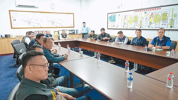 雲林縣政府將家戶垃圾處理後製成固體再生燃炓,由麥寮鄉台塑六輕工業區代燒,麥寮鄉代會11月30日表示,鄉民擔心燃燒SRF可能造成空氣汙染,要求在鄉內增設PM2.5、PM10監測站。(吳明宜提供/張朝欣雲林傳真)