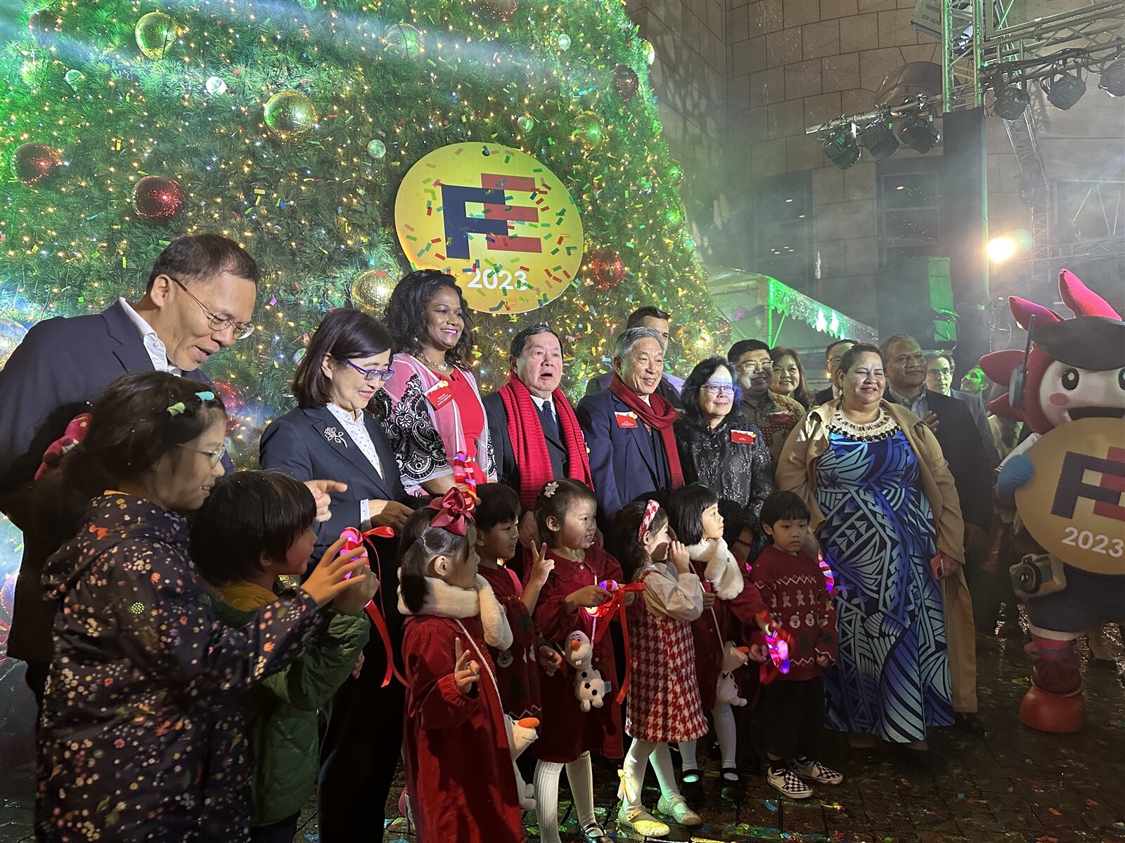 遠東集團今舉行耶誕點燈,邀請駐台使節參與。記者林海/攝影