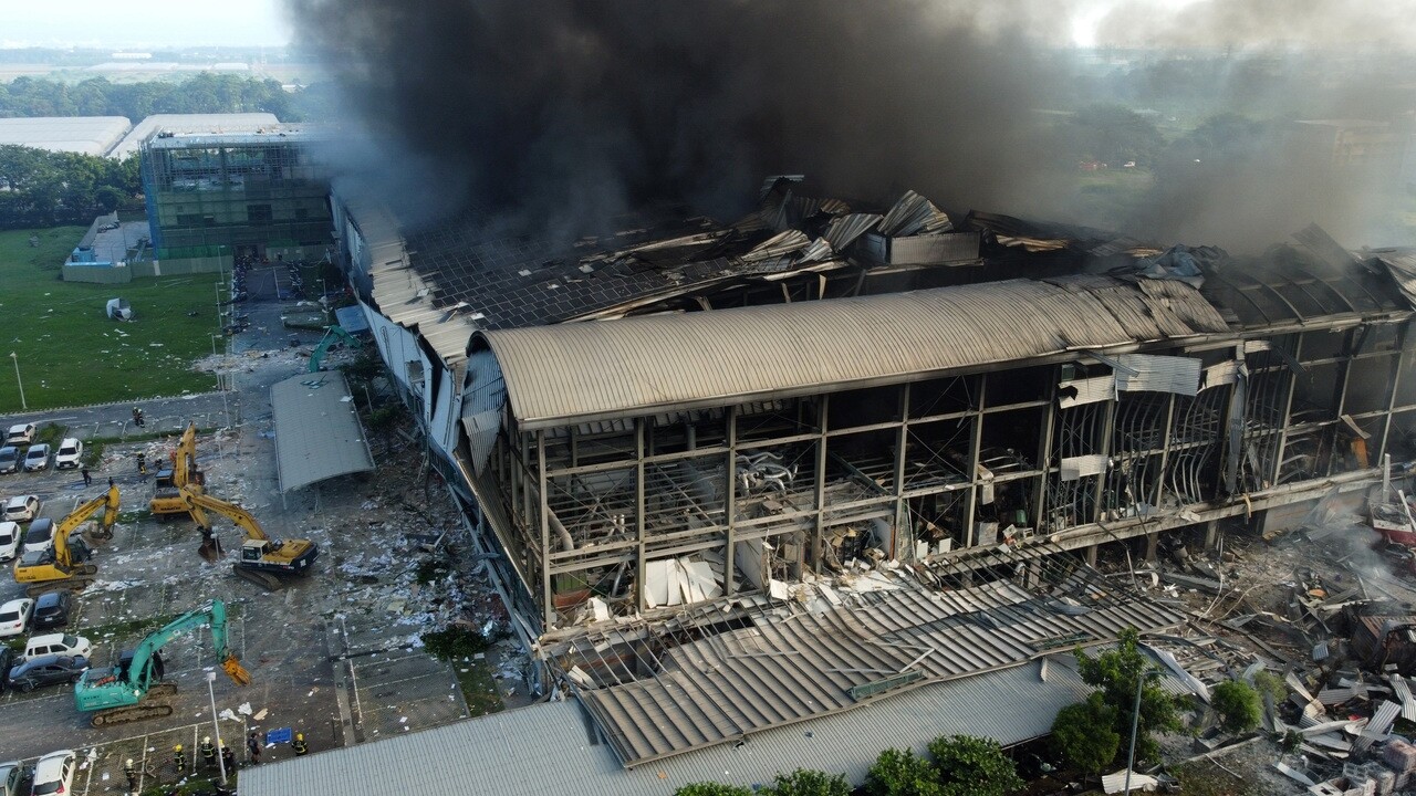 今年9月屏東明揚國際科技公司火災造成民眾及消防人員重大傷亡，行政院會昨通過「消防法部分條文修正草案」，增修10條文。本報資料照片 