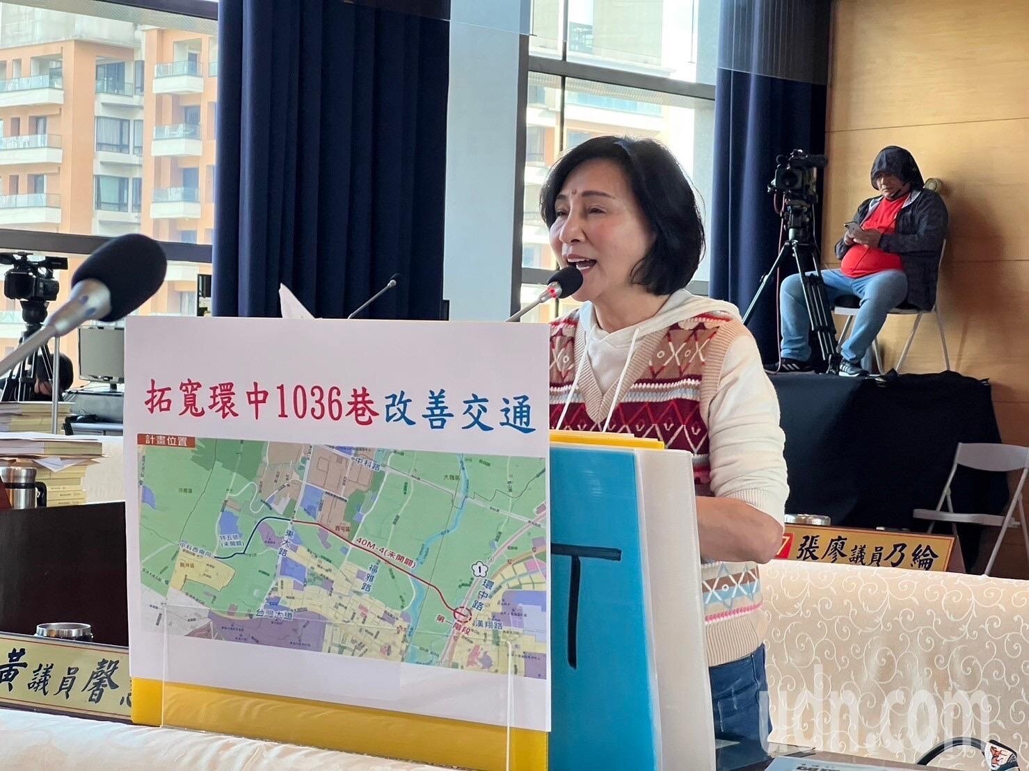 台中市議員黃馨慧建議市府拓寬環中路1036巷,整體開發可以用一般徵收,讓地主參與。記者陳秋雲/攝影