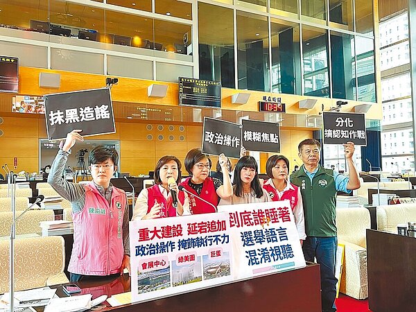 台中市議會11月30日總質詢,民進黨台中市議員陳俞融(左一)、陳淑華(左二)、陳雅惠(右二)、蕭隆澤(右一)、謝家宜(右三)、張芬郁(左三)聯合質詢,指盧秀燕批中央3大建設「一毛不給」是政治操作、造謠抹黑。圖/張亦惠攝