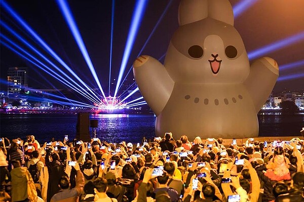 今年蓮潭燈會水上燈飾作品萌兔隊長-ㄇㄚˊ幾吸引大批民眾拍照。(柯宗緯翻攝)