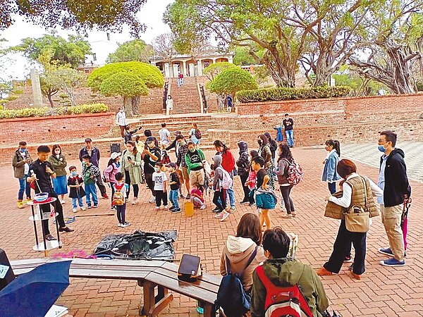 台南觀光夯,根據財政部統計,今年1至8月旅宿業銷售額創下89億8111萬元的歷史新高紀錄。圖為今年清明連假期間,安平古堡湧入觀光人潮。(台南市政府提供/曹婷婷台南傳真)