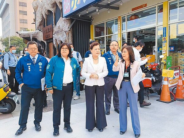 經濟部長王美花(前排右二)11月30日會勘嘉義市吳鳳北路、垂楊路口汰換自來水老舊管線情形,嘉義市立委王美惠(左二)再爭取中央加速汰換老舊管線。(廖素慧攝)