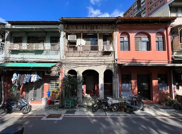 北市大稻埕歷史風貌特定專用區的安西街1巷11號店屋(中間棟),去年登錄為歷史建築。圖/呂大吉建築師事務所提供