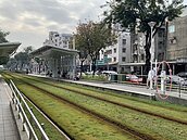 高雄輕軌改里程計費、月台刷卡
