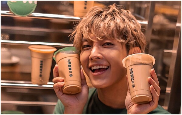 炎亞綸手搖飲副業「茶明載波」無預警熄燈。圖/截自IG@checkingbeforecalling