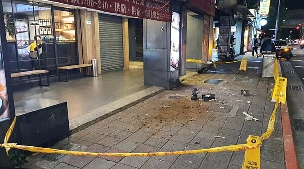 北市汀州路三段一棟建物外牆磁磚昨天不明原因剝落，散落在人行道上。圖／台北市建管處提供
