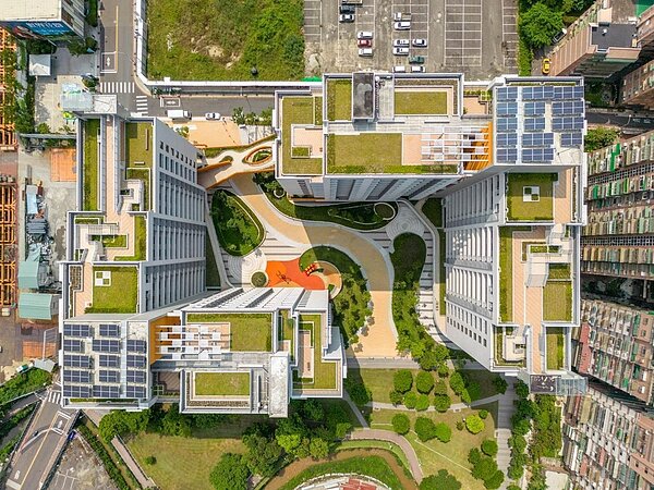 新北土城員和社宅以兩棟雙L型配置圍塑社區中庭。圖/新北市政府城鄉發展局提供