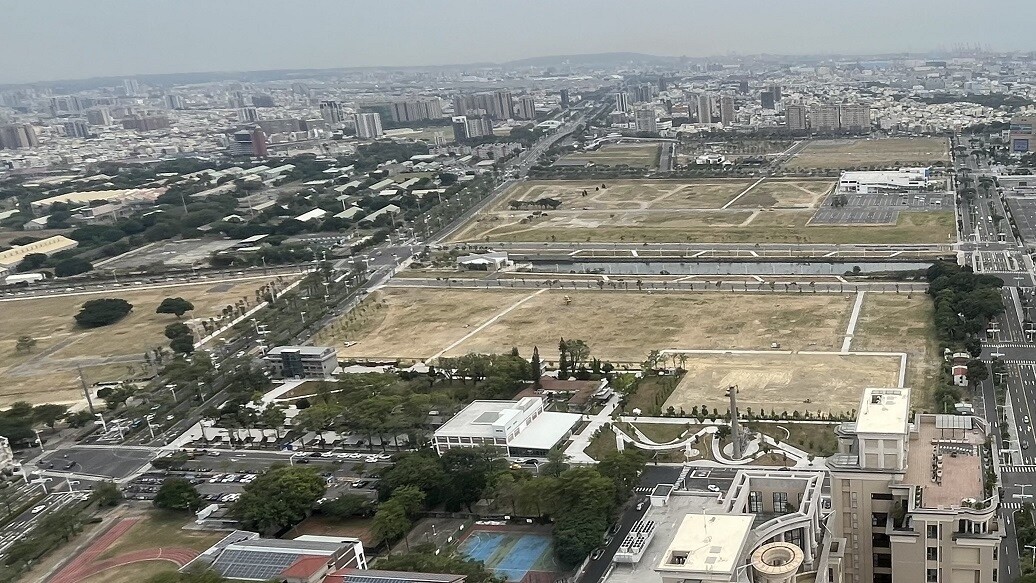▼亞灣指標豪宅「定潮」頂樓俯瞰,可見旁邊白色區塊的「台塑王氏昆仲公園」,即為王永慶的起家厝所在地。(圖/<a href="https://house.ebc.net.tw/" target="_blank"><span style="color:#2980b9;">EBC地產王</span></a>張琬聆攝)