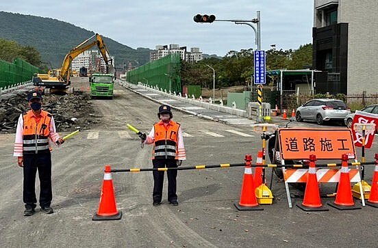 因應高雄鐵路地下化,長達47年歷史的高雄市九如陸橋上月26日拆除,警方和義交全天候在施工區域管制交通。圖/交通大隊提供