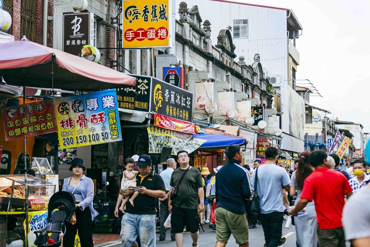 高雄旗山老街人潮眾多。記者古和純／攝影 