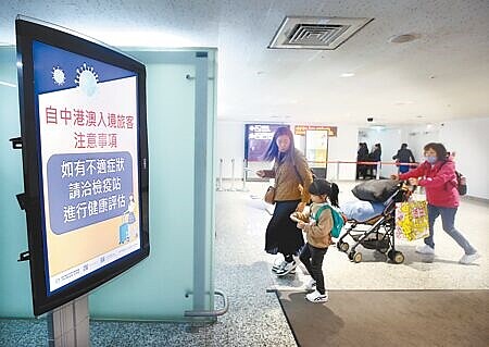 疾管署1日表示已於台北、桃園、台中及高雄4座國際機場,針對肺炎黴漿菌等17種病毒及4種細菌實施「定點監測 鼓勵採檢」措施。在桃園機場入境管制區內,剛下機的旅客正走過發燒篩檢站。(范揚光攝)