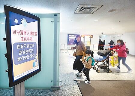 
疾管署1日表示已於台北、桃園、台中及高雄4座國際機場，針對肺炎黴漿菌等17種病毒及4種細菌實施「定點監測 鼓勵採檢」措施。在桃園機場入境管制區內，剛下機的旅客正走過發燒篩檢站。（范揚光攝）
