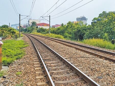 雲林縣斗六火車站北側軌道目前曲率半徑是689公尺,將優化至730公尺。(周麗蘭攝)