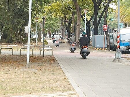 愛河之心時常遭機車闖入影響公園民眾安全，公園處表示會派員巡查，發現違規可依高雄市公園自治管理條例第19條開罰1500元至9000元以下罰鍰。（任義宇攝）