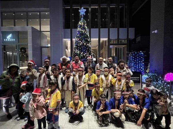 日月潭力麗溫德姆溫泉酒店1日晚邀請伊達邵國小學童，參與耶誕樹點燈，並以悠揚的歌聲，帶給大家溫馨的耶誕氣氛。圖／讀者提供
