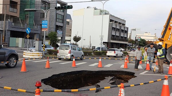 台中市豐原區豐原大道與朝陽橋路口,1日下午疑施工不慎挖破水管,突然出現「天坑」。(民眾提供)