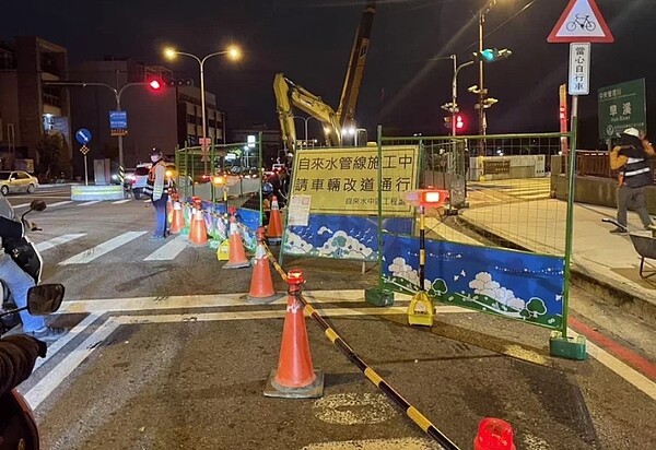 台中市豐原區豐原大道三段出現3米長天坑,至少影響1000戶住家停水,自來水公司緊急搶修。圖/台中市建設局提供