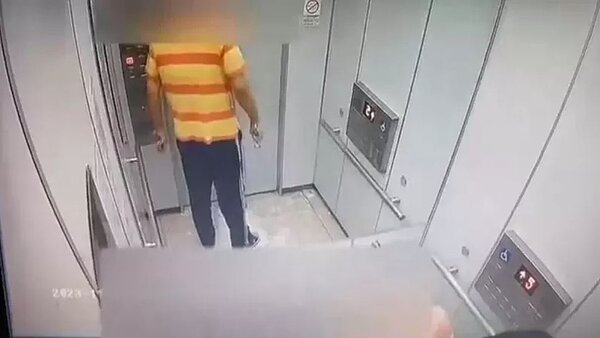 身穿條文男子左右手拿著菜刀和鐵鎚，搭乘電梯，逐戶找聲音來源。圖／陳怡君議員服務處提供