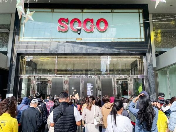 新竹SOGO週年慶11月30日開打，還沒開店已有大批民眾在1樓中央路正大門外排隊。 圖／SOGO提供
