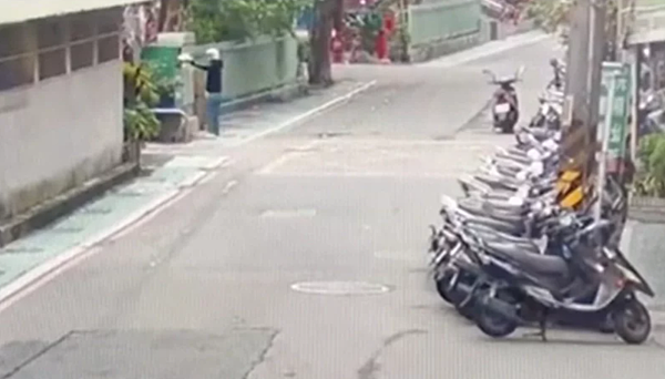 新北市中和區驚傳街頭凶殺案,陳姓男子涉嫌持壽司刀猛刺閻姓婦人腹部3刀後逃逸,還將凶手及血衣棄置資源回收箱內,警方以車追人,於案發3小迅速逮人。記者王長鼎/翻攝