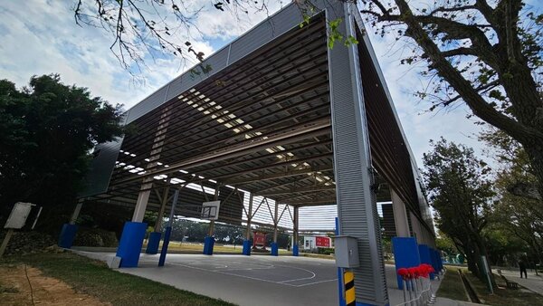 新豐鄉野戰公園風雨球場11月30日正式啟用。圖／竹縣府提供