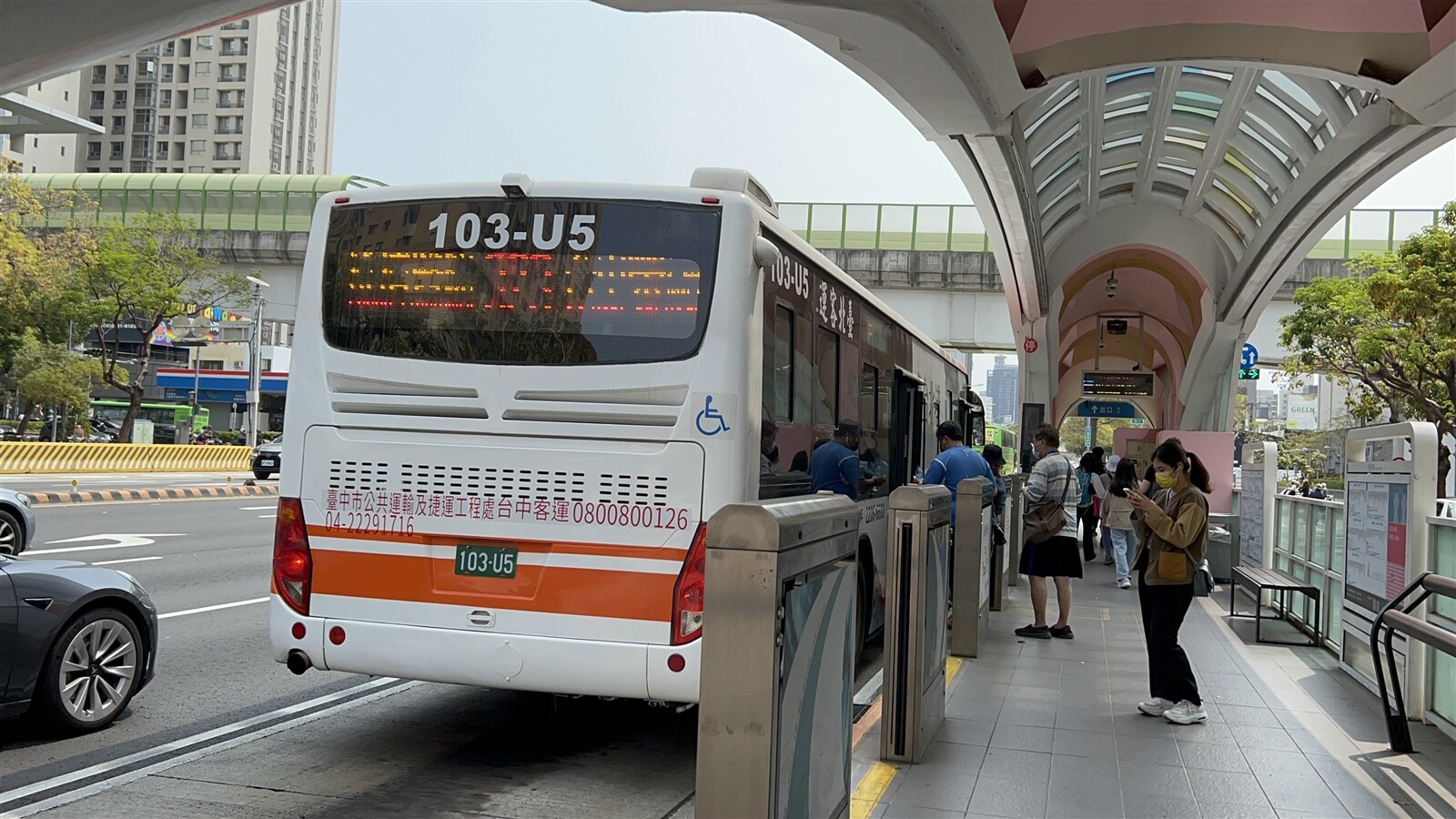 台中市交通局提高公車運價，台中客運率先宣布，公車駕駛員每月調薪4000元。記者陳秋雲／攝影 