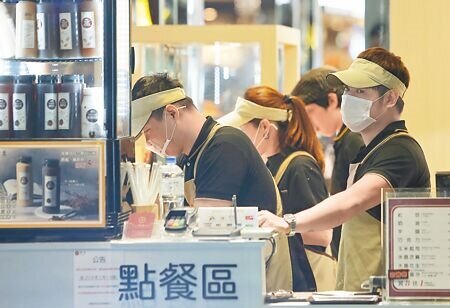台灣有一半的大專生第一份薪水不到3萬元，其中就讀藝術、餐旅及民生服務等學生中位數更僅有2萬7000元。（本報資料照片）