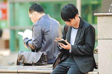 低薪加上物價飛漲,青年族群可能比上一代面臨更龐大的心理壓力。(本報資料照片)