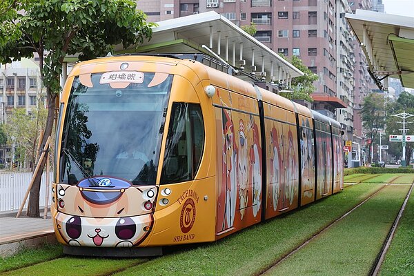 高雄捷運超高人氣「蜜柑站長」和「橘色惡魔」主視覺搭配的輕軌彩繪列車「柑橘號」。圖/新聞局提供