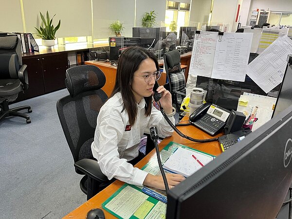 依據消防法第36條規定,無故撥打主管機關報案電話,或謊報火警、災害、人命救助、緊急救護情事,將處新台幣一萬元以上五萬元以下罰鍰。圖/消防局提供