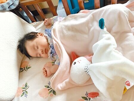 
國民健康署提醒嬰兒安全睡眠守則，不趴睡、不使用枕頭、注意環境通風等。此為新生兒睡眠示意圖。（王家瑜攝）
