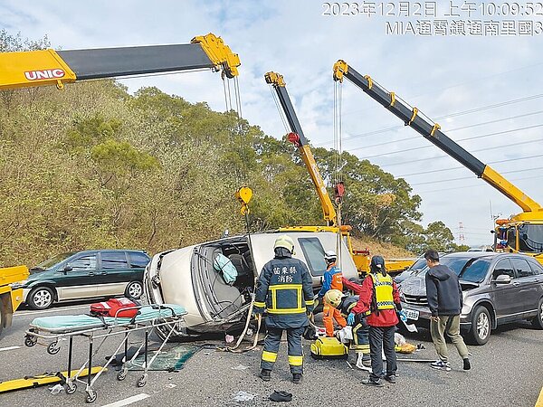 台電承包商在國道3號通霄路段上空施工,因疏失令電纜線掉落,釀成7車連環撞,其中蔡姓婦人不治、4人輕重傷。(讀者提供/謝明俊苗栗傳真)