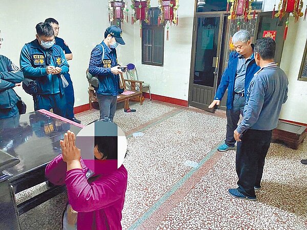 雲林縣虎尾鎮陳姓男子因父母、胞弟認為他卡到陰,將他壓在地上挖喉嚨驅邪致死,虎尾警分局偵查隊長郭建宏(右二)在現場了解案情。左下為陳母跪在神明廳懺悔。(虎尾警分局提供/張朝欣雲林傳真)