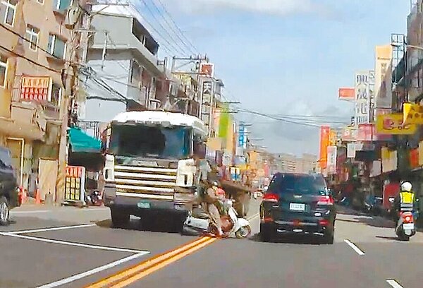 桃園市八德區桃鶯路9月發生曳引車碰撞機車後逃逸,所幸有民眾經過,並提供行車記錄器畫面,讓警方順利找到肇事車主,警方也頒發獎金給熱心民眾。(警方提供/賴佑維桃園傳真)