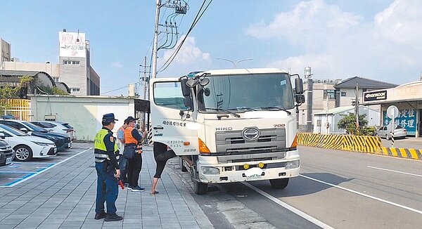 高雄大型車發生事故嚴重性較高，市長陳其邁於12月1日道安會報中指示要加強酒駕、大型車違規攔查。（高雄市交通局提供／任義宇高雄傳真）
