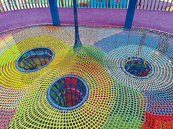 新北公園內部設有大型的攀爬網，讓孩子在攀爬過程中能鍛鍊肌力、耐力，促進感覺統合與協調能力。圖／新北市景觀處提供
