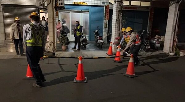 高雄三民區遼寧二街2日9時21分許一處路面突然隆起,並出現數道延伸的裂痕,警方封鎖現場,消防員未發現異味,經調查是台電地下電纜線爆炸,人孔蓋彈起致路面現裂痕。圖/工務局提供