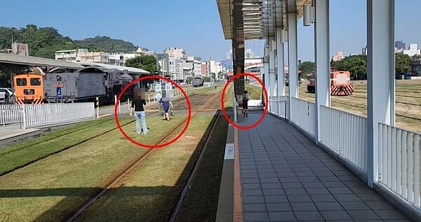 民眾拍下夫妻帶男童在哈瑪星站等候列車時,任由2男童在軌道嬉戲追逐,母親也未制止。圖/取自臉書社團「爆料公社」