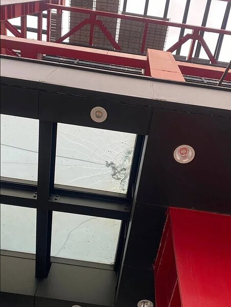 台北信義新天地A8館，今天下午一處工地進行綁鷹架工程，突然一條鐵鍊掉落，引起虛驚。圖／記者楊正海翻攝
