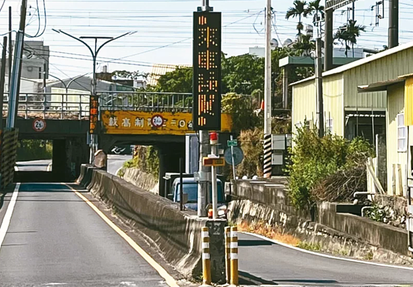 台南市仁德區因鐵道分隔，其中保安路潭稅地下橋，受限上方鐵路橋梁，車道寬度不足，意外事故頻傳，地方盼鐵路立體化能解決長年沉痾。圖／台南交通局提供