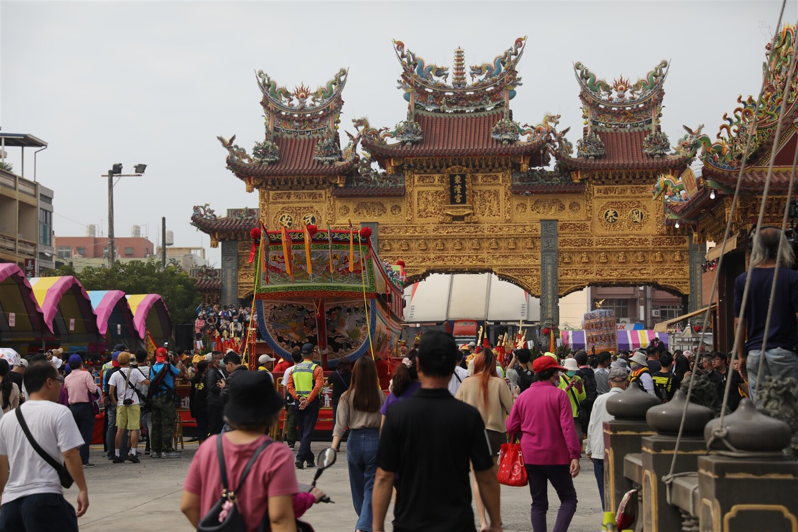 台中大甲鎮瀾宮於明年重修落成，今年底舉行甲辰年重修慶成祈安七朝清醮大典，百年首度南巡屏東，昨晚驚傳參與廟會人員集體食物中毒消息，已超過70人送醫，縣府衛生局已著手調查。記者張已亷／攝影 