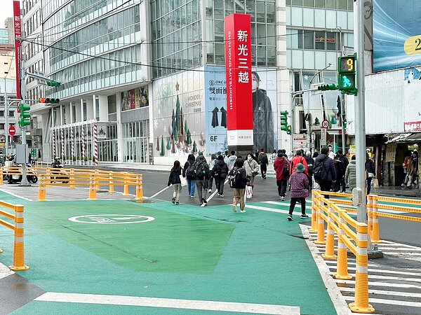 桃園火車站前首度新設的「行人專用時相」號誌,於11月30日正式啟用。圖/新聞處提供