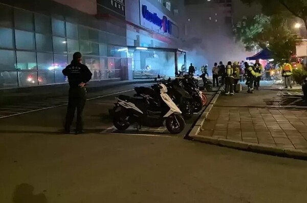 中壢區家樂福中原店B1地下一樓失火，竟是3 人持打火機用賣場殺蟲劑噴灑助燃引發大火。曾增勳／攝影
