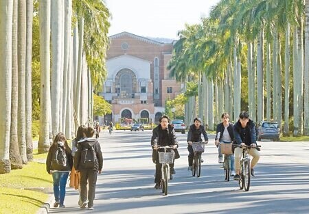 教育部「彈性薪資方案」加持，但國內大學攬才仍遇困境。圖為台大校園一景。（本報資料照片）